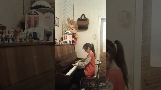 Маша играет на фортепиано смотреть онлайн