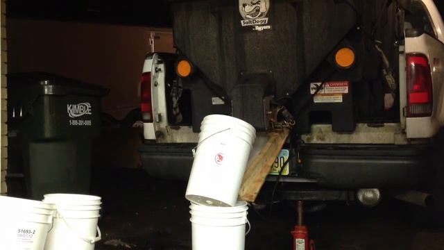 Unloading bulk salt from salt dogg vbox spreader смотреть онлайн