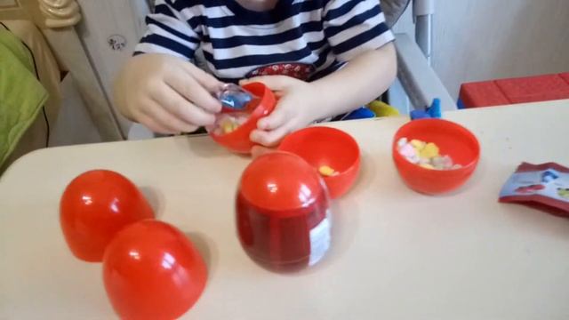 Яйца с сюрпризом. машинки: Молния МАКВИН, Молния МАККУИН. Коллекция машинок ТАЧКИ. Мультик Тачки. смотреть онлайн