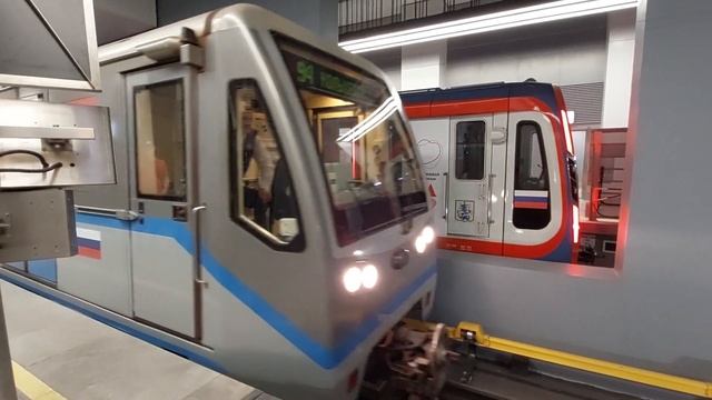 Парад поездов в Московском метро на БКЛ - 2023 / От ретропоезда до самого современного смотреть онлайн