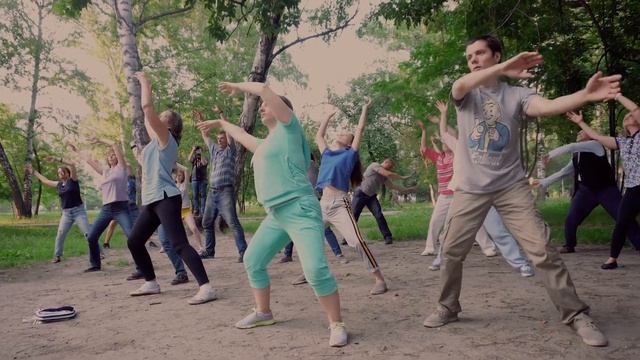 Цигун в новосибирском парке. Qigong in Russia смотреть онлайн