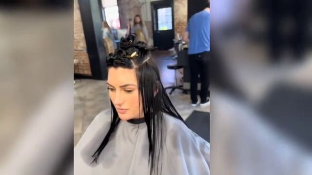 Стрижка Каскад на жёстких волосах опасной бритвой #razorhaircat #стрижкакаскад #стрижкаволос смотреть онлайн