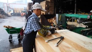 Процесс изготовления стола из деревянных плит. Фабрика деревянной мебели в Корее