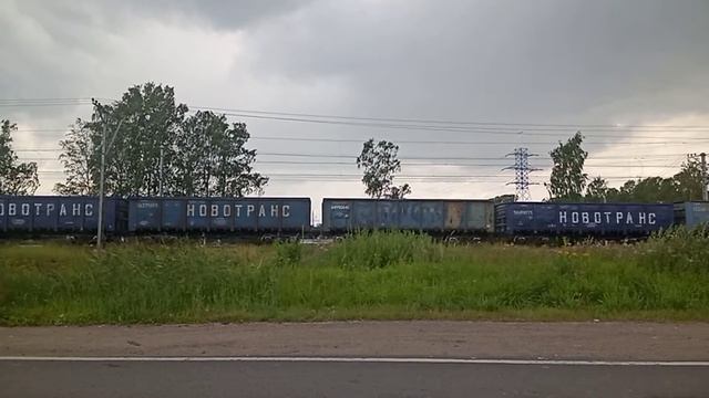 Электровоз 2ЭС4К-035 с грузовым составом следует через переезд. Перегон Павловск - Царское Село смотреть онлайн