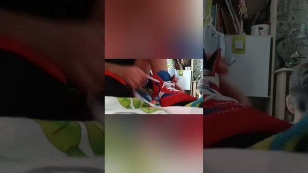 показывая как завязывать борцовки