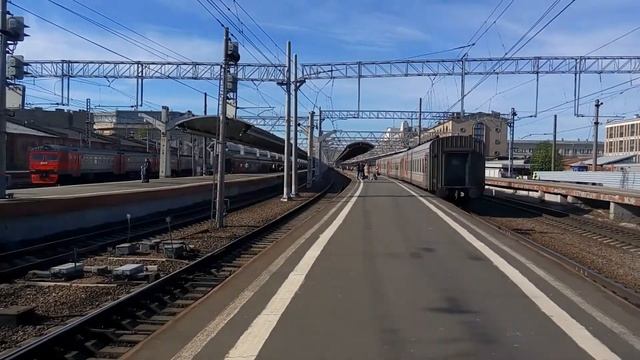 6 мая 2018. Московский вокзал. Прибытие электрички и подача электровоза под поезд (Full HD) смотреть онлайн