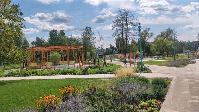 Белгород. Воздушная тревога на пляже Берега. Несмотря на ракетную опасность люди приходят и отдыхают смотреть онлайн