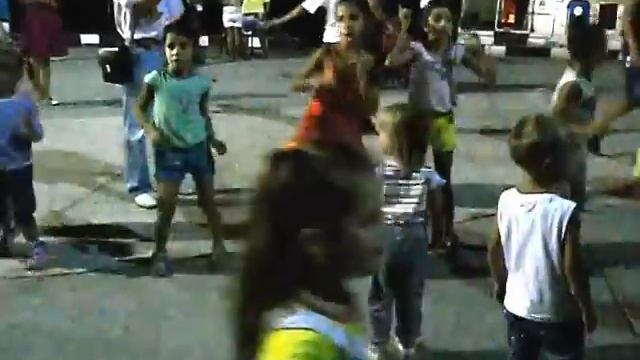 Дети зажигают в Ялте возле дискотеки на теплоходе смотреть онлайн