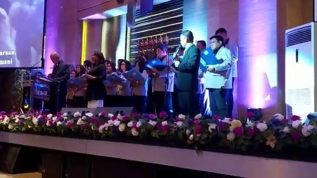Lead me to Calvary - Margaret Soumokil with Choir Jemaat GBI Kalvari смотреть онлайн