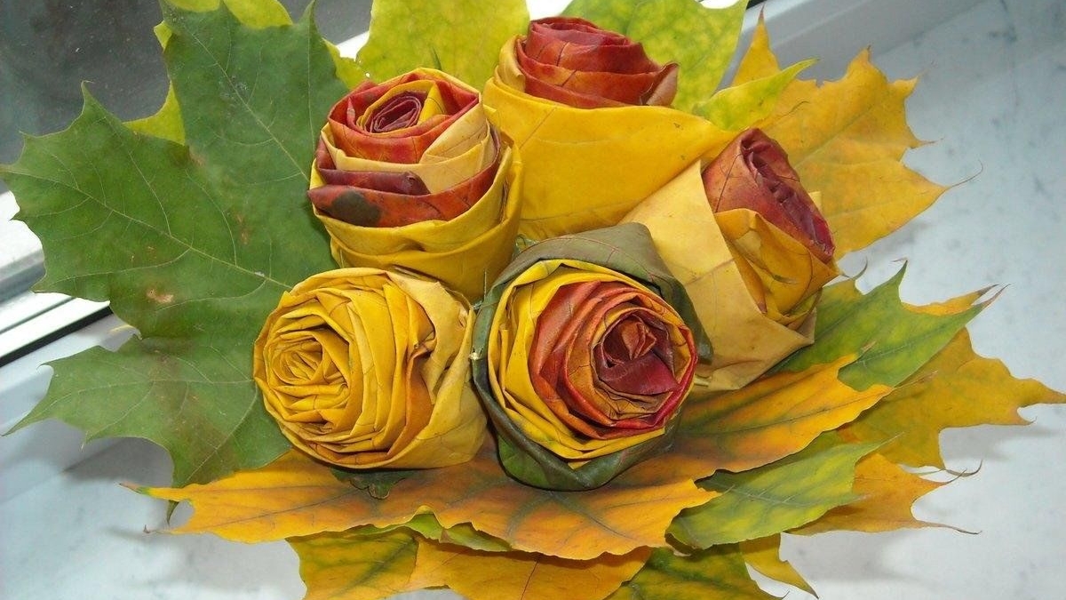 Осенняя поделка в садик🍁🌹Розы из кленовых листьев. Оригами смотреть онлайн