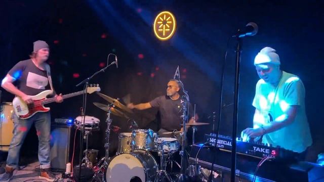 Nate Smith / Tim Lefebvre / Jason Lindner смотреть онлайн