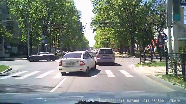 Белая Приора проезжает перекресток смотреть онлайн