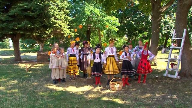 "МУХА-ЦОКОТУХА _ український римейк" (версія №3). Дитяча вистава творчого об'єднання "РІЗНІ ЛЮДИ" смотреть онлайн