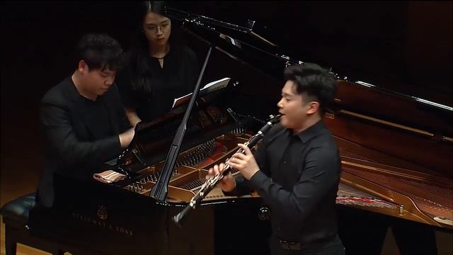 Han Kim plays Carmen Fantasy by P. Sarasate for clarinet and piano arranged by Nicolas Baldeyrou смотреть онлайн