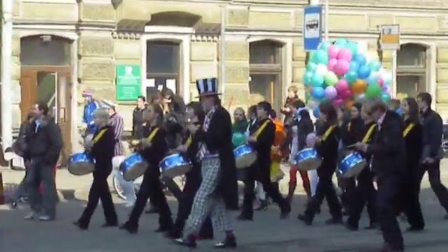 парад в честь 1апреля смотреть онлайн