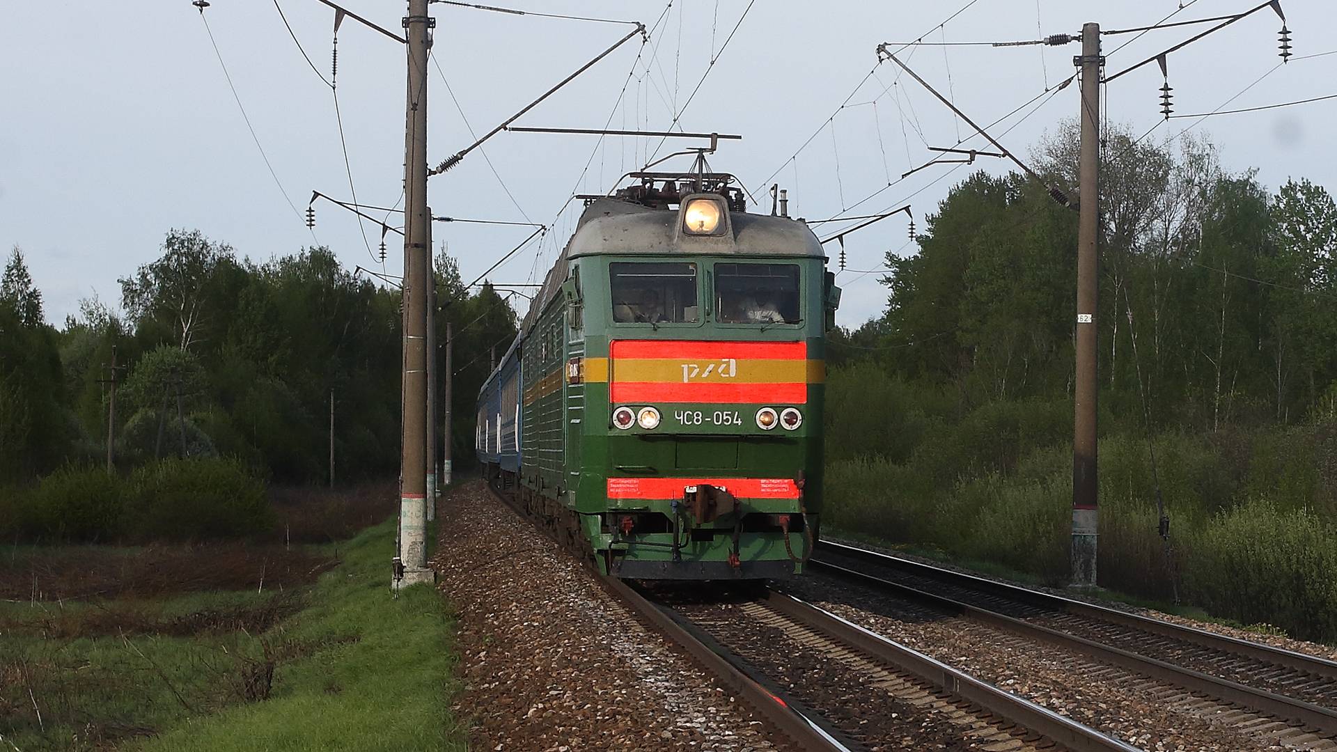 До вечерних сумерек. Разнообразие поездов на перегоне Издешково - Дурово Московской жд. Май 2019 смотреть онлайн