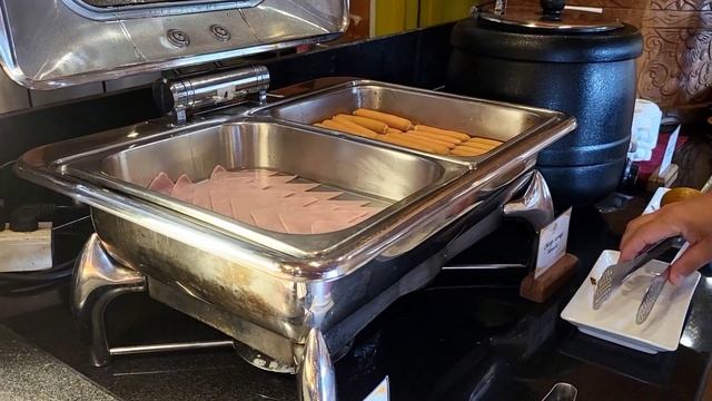 Завтрак в отеле Santhiya Tree Koh Chang. Ко Чанг. Таиланд. смотреть онлайн