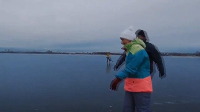 ТАКОЕ НЕ УВИДИШЬ ПО ТВ! На коньках по тонкому ЛЬДУ! Могло случиться СТРАШНОЕ! Это вам не рыбалка смотреть онлайн
