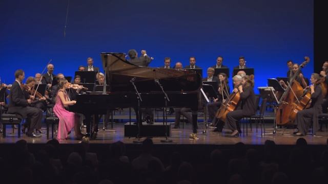 Alma Deutscher, piano concerto (world premiere, July 2017) смотреть онлайн
