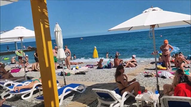 Ялта. Пляж Массандра, самый популярный пляж. смотреть онлайн