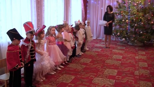Новорічне свято у дитячому садку (частина 1) смотреть онлайн