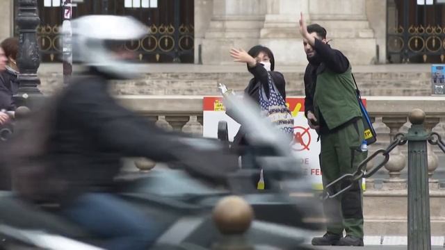 Tourists, traffic scarce at Paris Opera area on first day of confinement | AFP смотреть онлайн