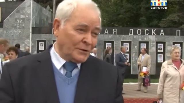 На Театральной площади сегодня открыли доску Почета смотреть онлайн