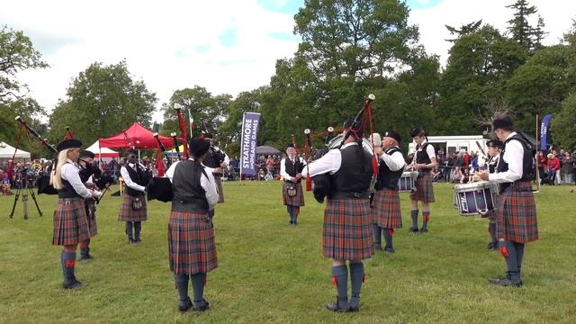 Scotland the Brave as Blairgowrie Pipe Band march onto Games field during Strathmore Highland Games смотреть онлайн