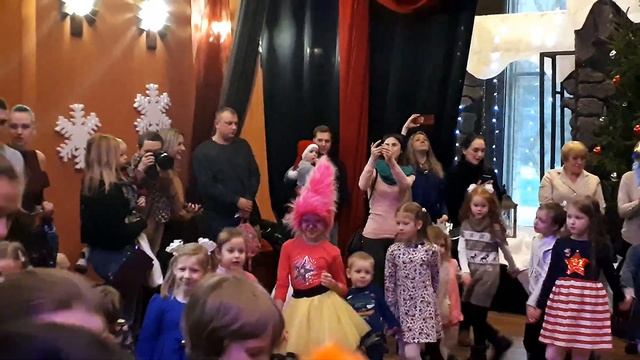 Танцы с Троллями ВЕРА ТАНЦУЕТ ВЕЗДЕ Dances with Trolls VERA DANCES EVERYWHERE смотреть онлайн
