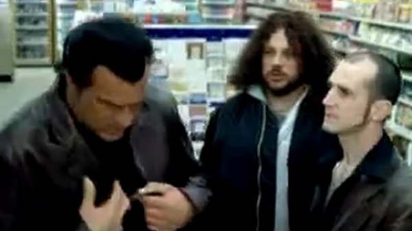 Стивен Сигал в магазине