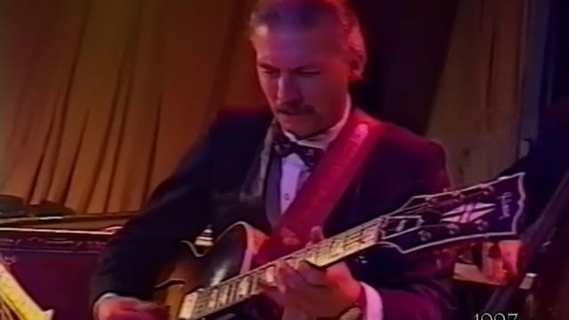 Jersey Bounce. Bobby Plater, Tiny Bradshaw, Edward Johnson смотреть онлайн
