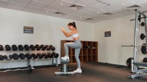 Подъем на скамью и мах ноги