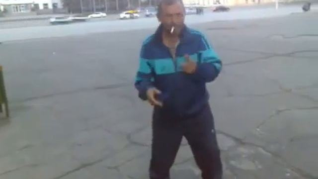 Пьяный чувак отжигает на площади , Прикол смотреть онлайн