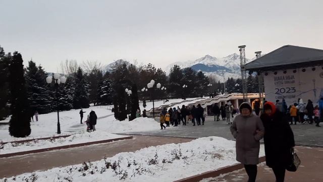 Прогулка в новогоднем Президентском парке. Алма-Ата. 3 января 2023 года(1) смотреть онлайн
