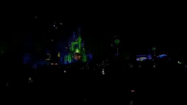 Magic Kingdom Orlando самый посещаемый парк в мире - 25 тысяч человек в день.Салют над замком Дисне смотреть онлайн