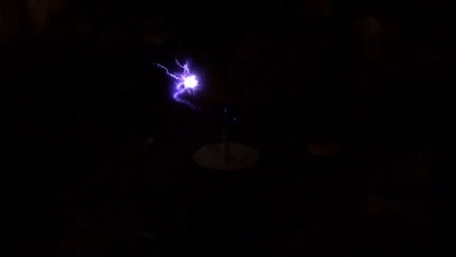 Tesla coil streamer dancing to music смотреть онлайн