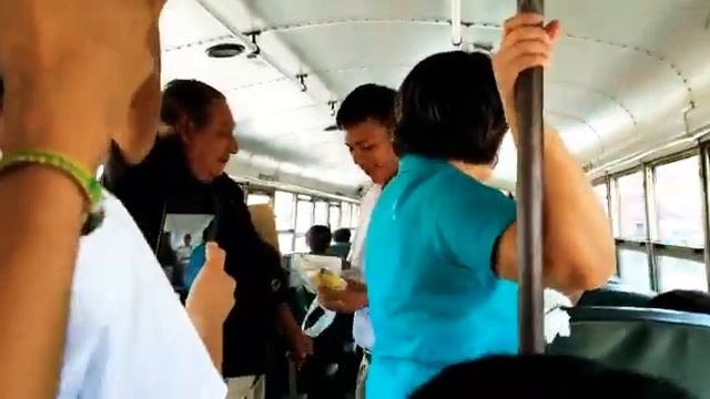 Alumnos de Instituto Abdul Gutiérrez hacen bromas en el bus смотреть онлайн
