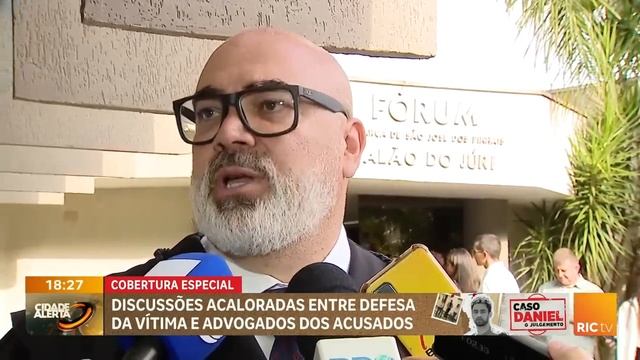 Discussões acaloradas entre defesa da vítima e advogados dos acusados do caso Daniel смотреть онлайн
