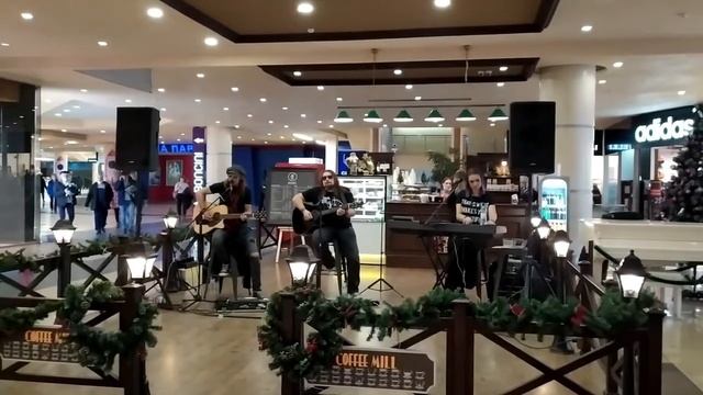 Акции и черная пятница в Сити Мол проходит под концерт рок группы. смотреть онлайн