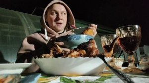 ХОРОШАЯ ПОГОДА, КУШАЕМ НА УЛИЦЕ ШАШЛЫКИ.