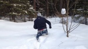 как передвигаться по глубокому снегу :)