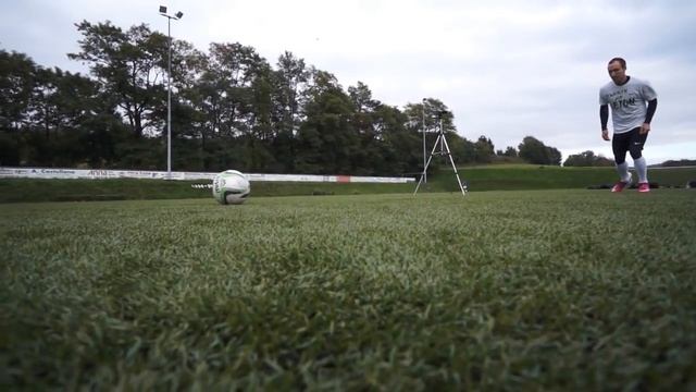 How to shoot a Top Spin Dip Free Kick like Bale & Ronaldo by freekickerz смотреть онлайн