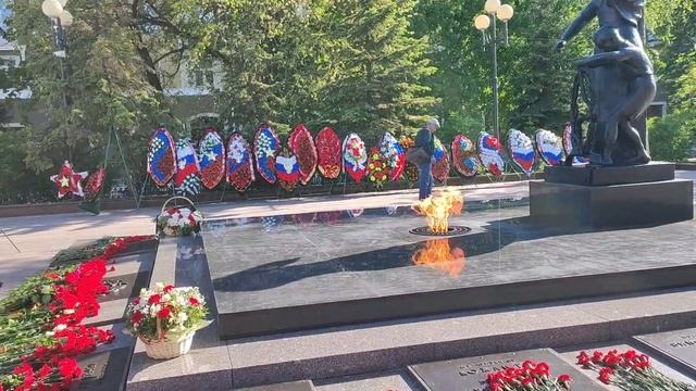 Белгород День Победы 2024 год.Казачество Белогорья возложили цветы войнам-победителям у Вечного огня смотреть онлайн