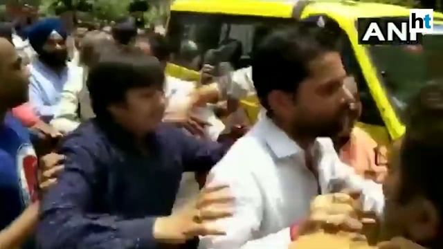 BJP MLA beats civic officer with cricket bat, video goes viral смотреть онлайн