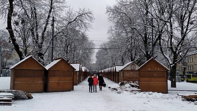 Львів 2021: сніг, біля оперного театру на проспекті Свободи встановлюють Різдвяний ярмарок 2022 смотреть онлайн