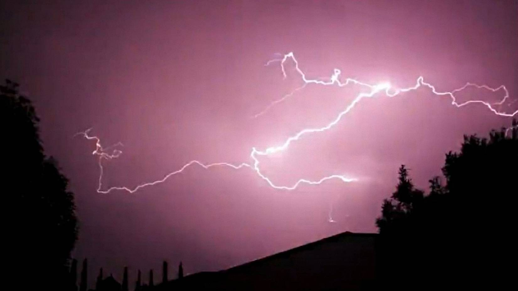 Рок-песня "Как ты таинственна, Гроза!" смотреть онлайн