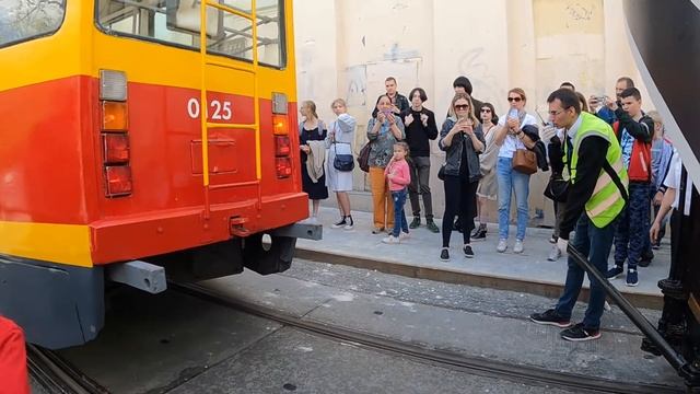 Трамвай буксир тянет конку / Московский парад ретро-транспорта, 4 июня 2022 года смотреть онлайн