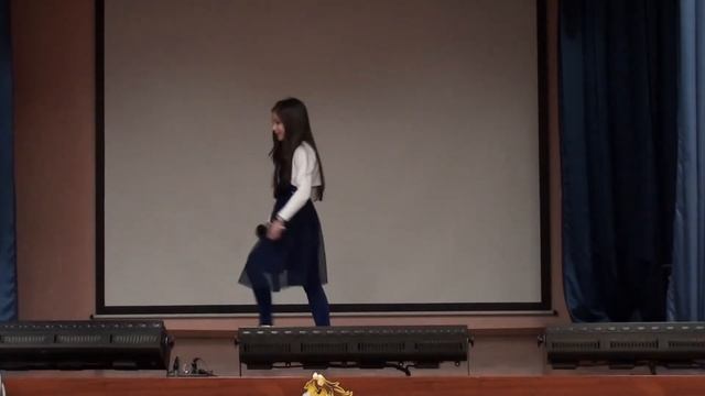 Аня Болотина "Зачем он смотрит на меня" смотреть онлайн