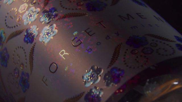 Самоклеящаяся этикетка ForgetMe: проработка элементов дизайна 4D лаком и тиснением смотреть онлайн