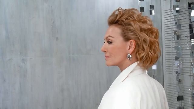 Локоны на короткие и средние волосы.Текстурная укладка волос. Инструмент плойка и утюжок. смотреть онлайн